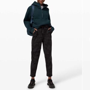 Lululemon Keep Moving Pant 7/8 HighRise
Heritage 365 Camo Deep Coal Multi SIZE 4